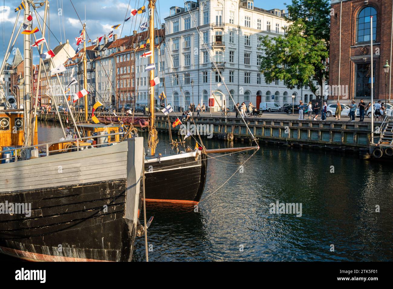 Facciata colorata e vecchie navi lungo il canale Nyhavn a Copenaghen, Danimarca Foto Stock