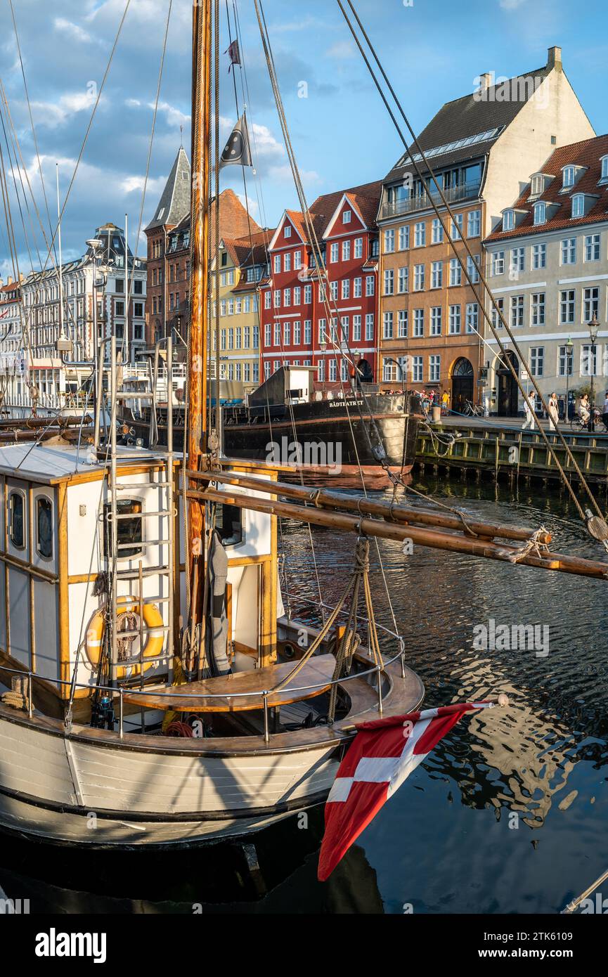 Facciata colorata e vecchie navi lungo il canale Nyhavn a Copenaghen, Danimarca Foto Stock