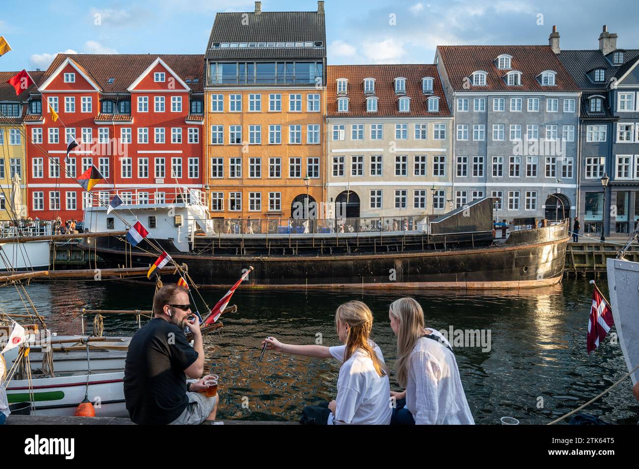 Facciata colorata e vecchie navi lungo il canale Nyhavn a Copenaghen, Danimarca Foto Stock