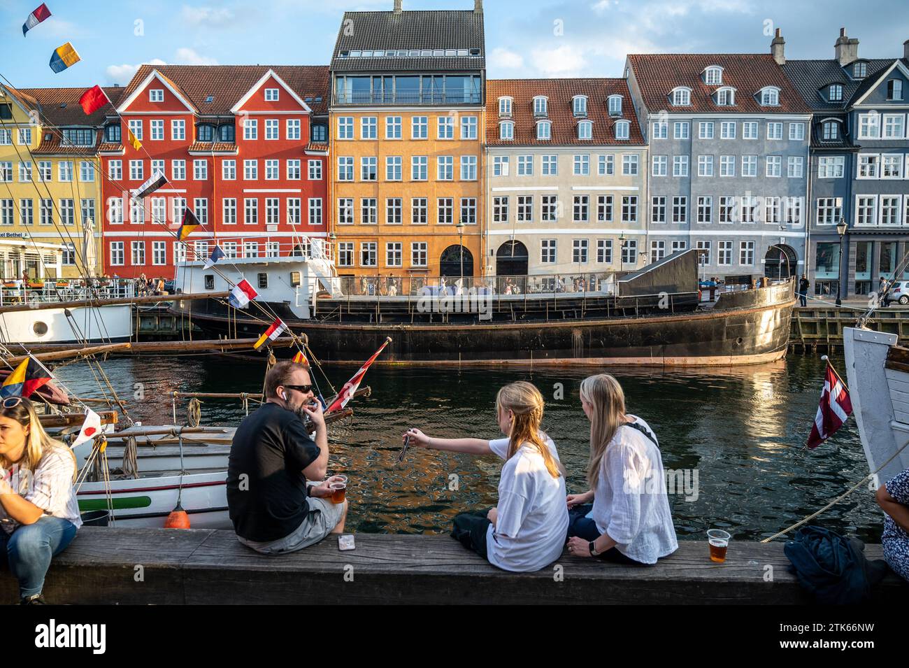 Facciata colorata e vecchie navi lungo il canale Nyhavn a Copenaghen, Danimarca Foto Stock