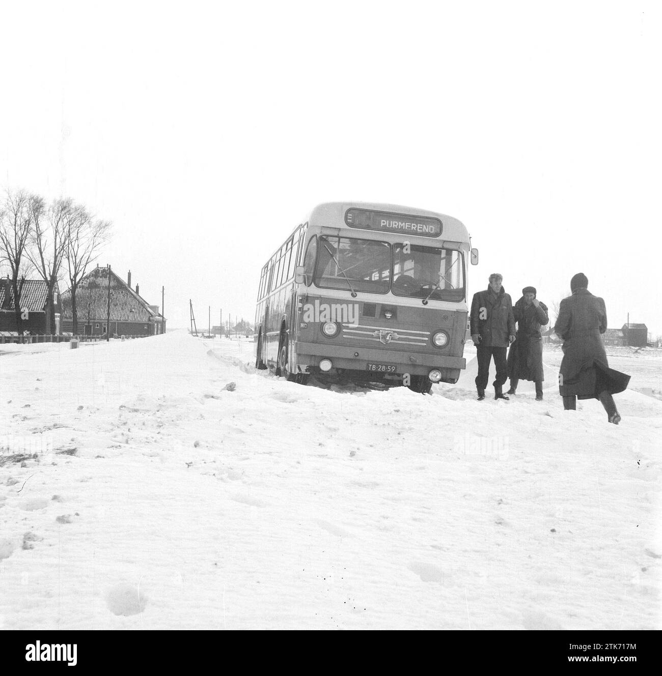 Auto bloccate sul Rijksweg Amsterdam fino a Purmerend, autobus bloccato, passeggeri fuori CA. 1963 Foto Stock