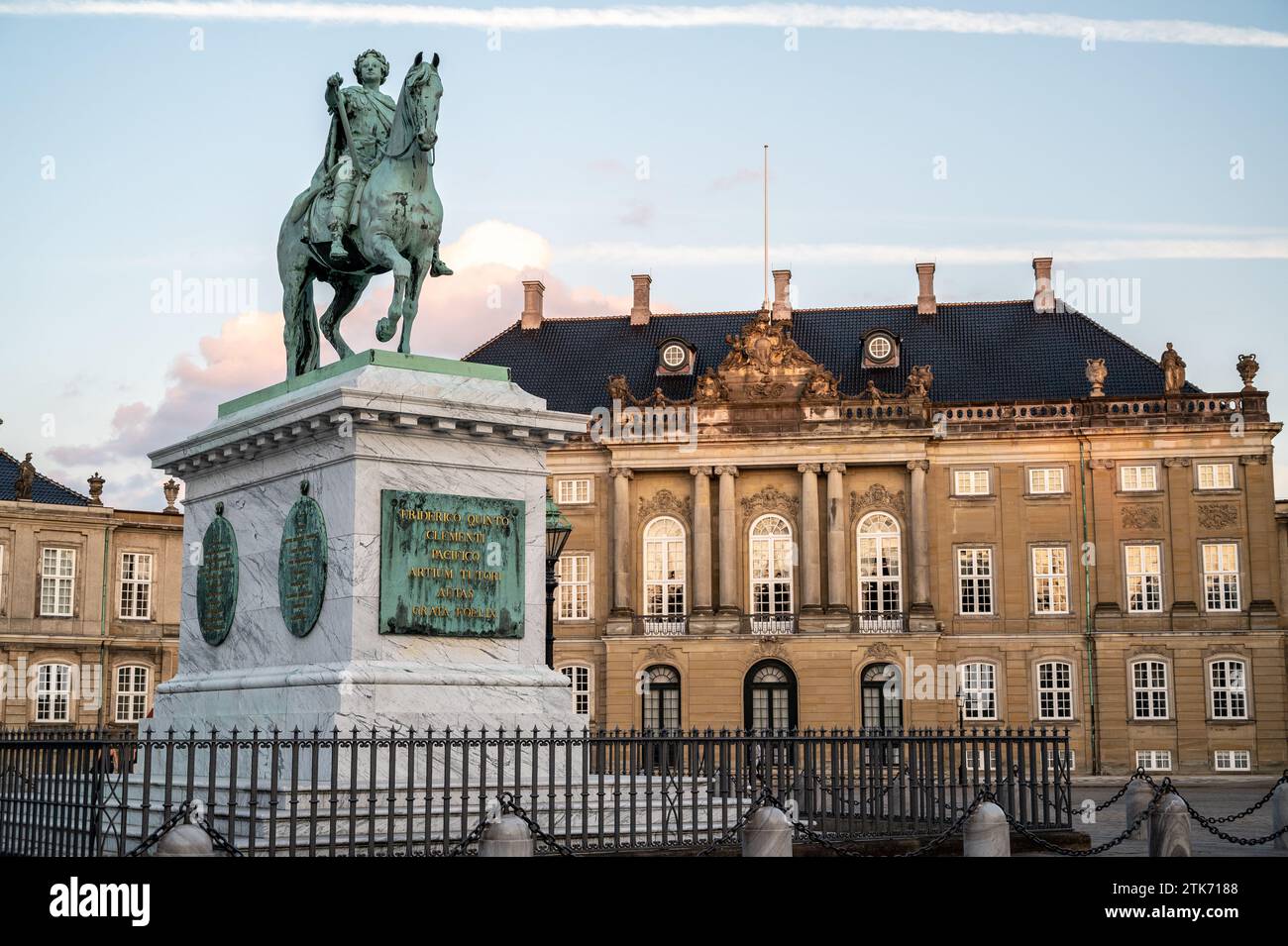 Scultura di Federico V di Danimarca nel Palazzo di Amalienborg a Copenaghen Danimarca Foto Stock