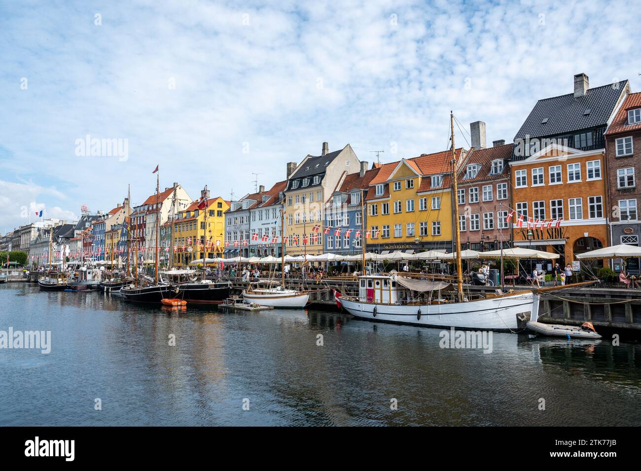 Facciata colorata e vecchie navi lungo il canale Nyhavn a Copenaghen, Danimarca Foto Stock