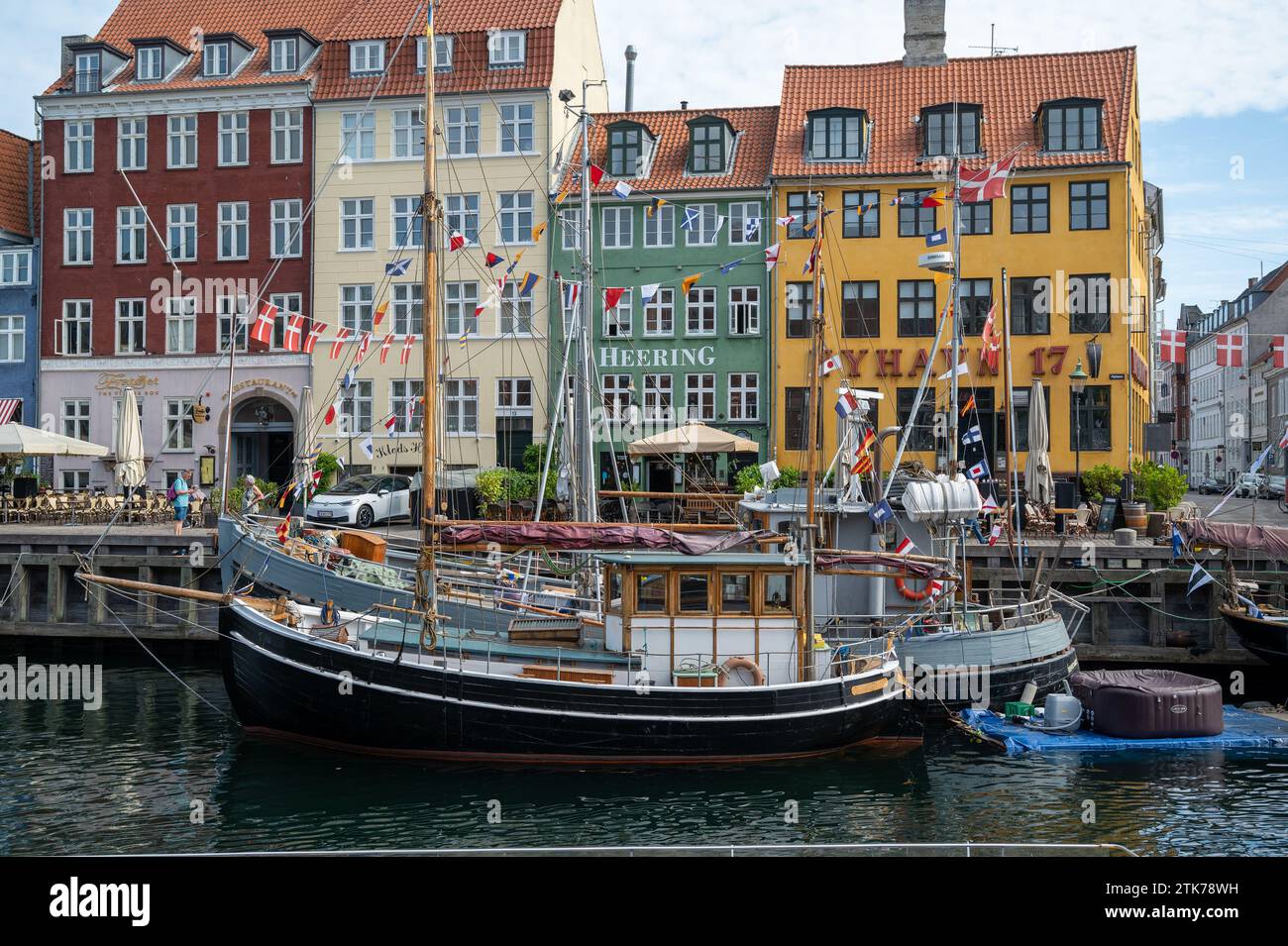 Facciata colorata e vecchie navi lungo il canale Nyhavn a Copenaghen, Danimarca Foto Stock