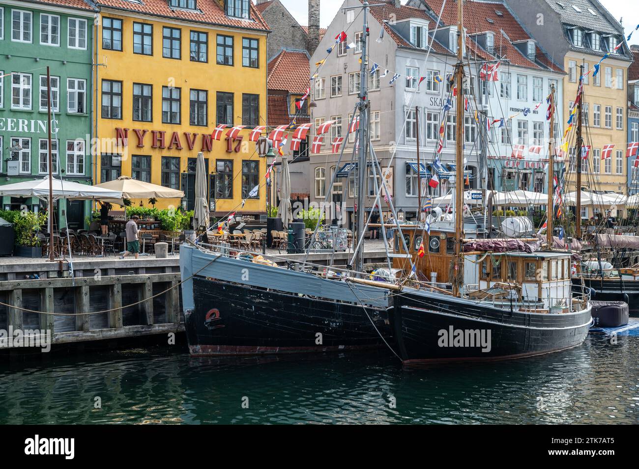Facciata colorata e vecchie navi lungo il canale Nyhavn a Copenaghen, Danimarca Foto Stock