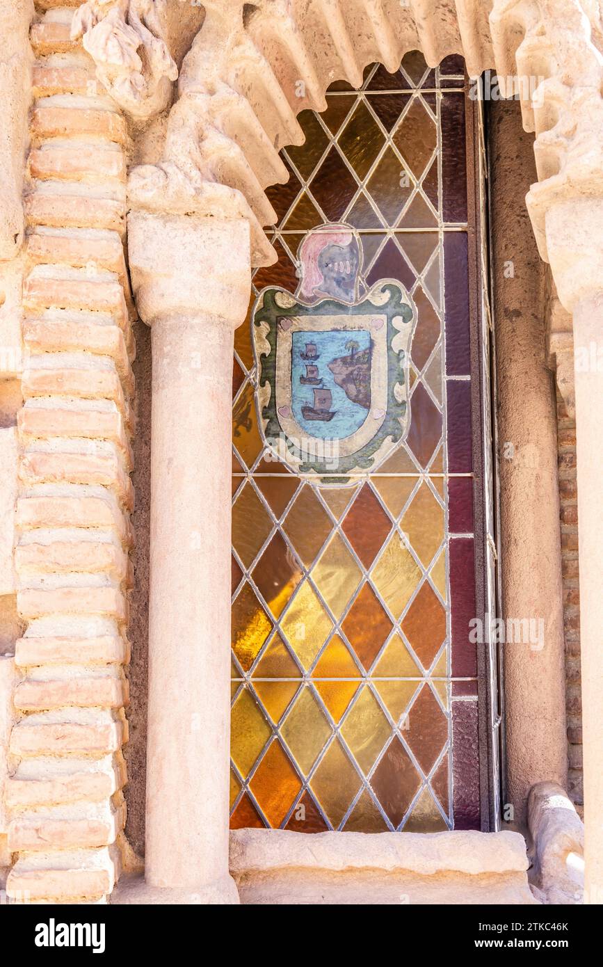 Benalmadena, Spagna - 25 novembre 2023: Dettaglio della vetrata all'interno del Castillo de Colomares, che rappresenta l'arrivo nel nuovo mondo della t Foto Stock