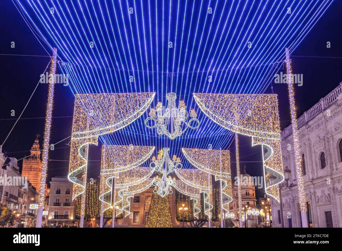 Decorazioni di luci natalizie nel municipio di Siviglia a forma di lampadari appesi a un soffitto blu fatto di luci natalizie, Andalusia, Spagna Foto Stock