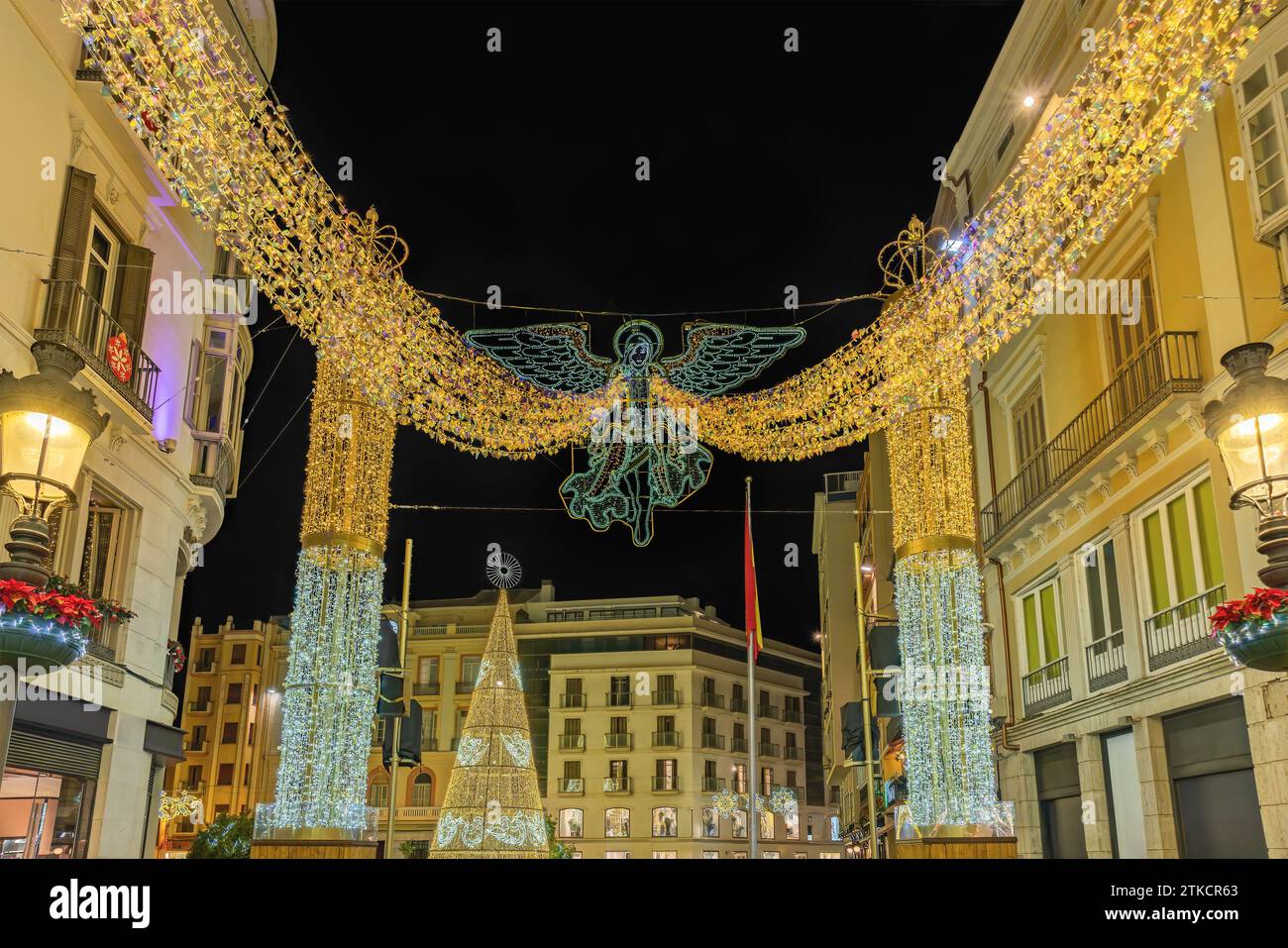 Decorazione dell'Angelo di natale e albero di Natale in via Marqués de Larios con Plaza de la Constitución Piazza della Costituzione a Malaga, Anda Foto Stock
