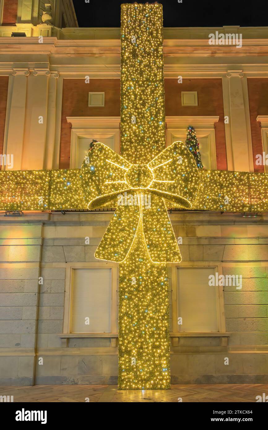 Decorazioni con luci natalizie a forma di arco regalo nel municipio di Huelva, Andalusia, decorazioni con luci natalizie a forma di arco regalo a Hu Foto Stock