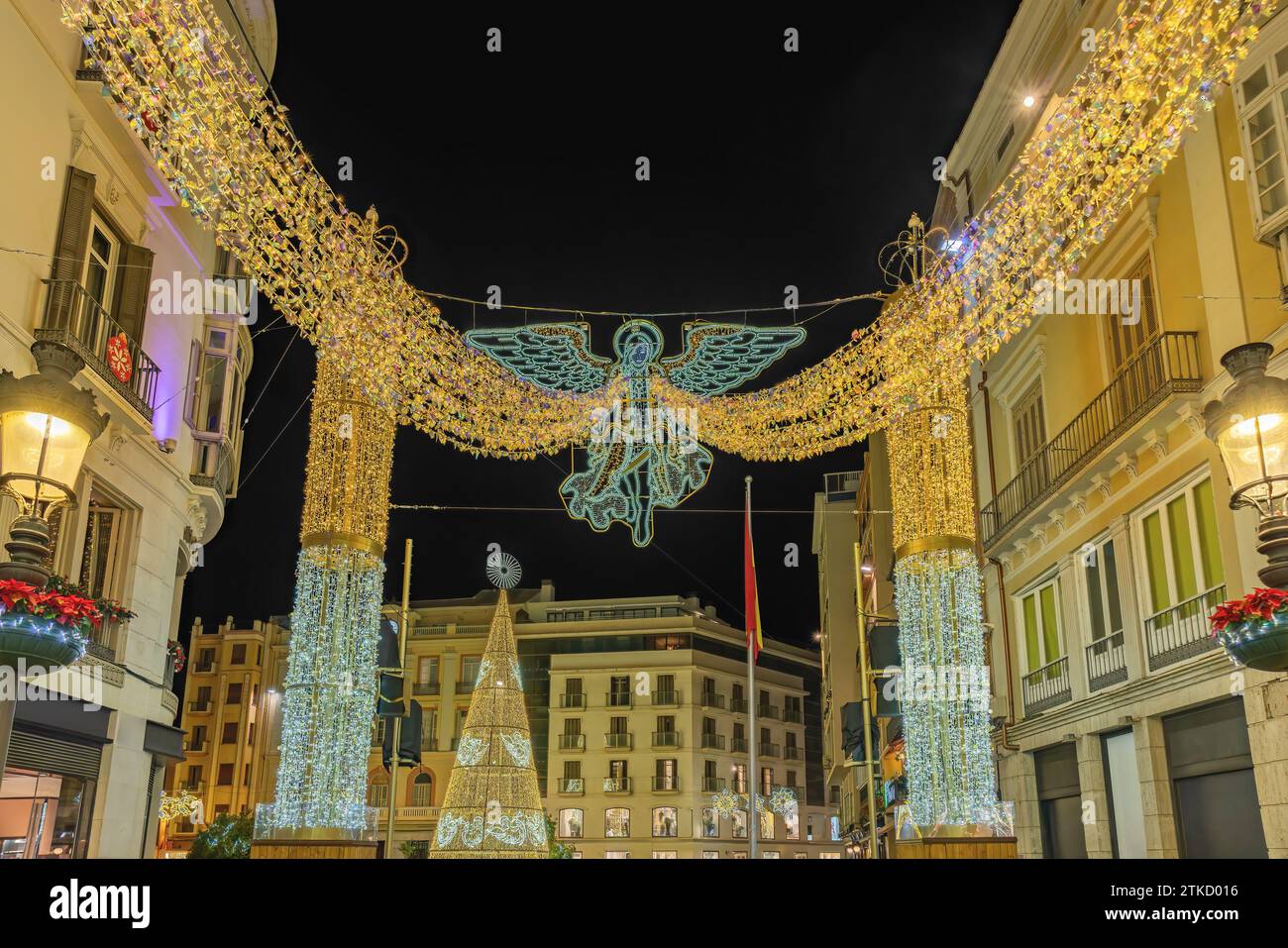 Decorazione dell'Angelo di natale e albero di Natale in via Marqués de Larios con Plaza de la Constitución Piazza della Costituzione a Malaga, Anda Foto Stock