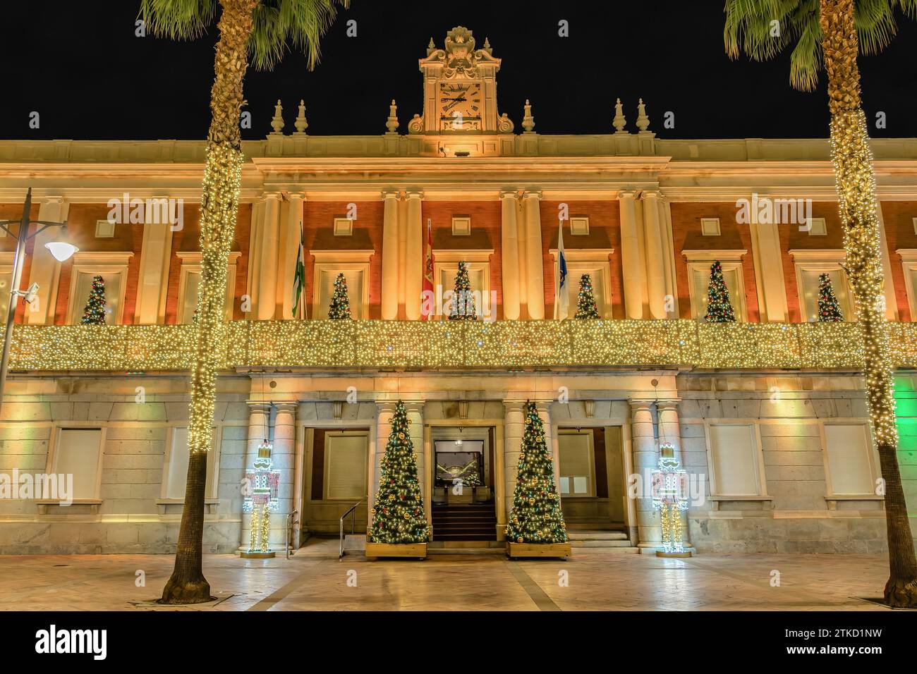 Decorazioni con luci natalizie nel municipio di Huelva, Andalusia, Spagna. Foto Stock
