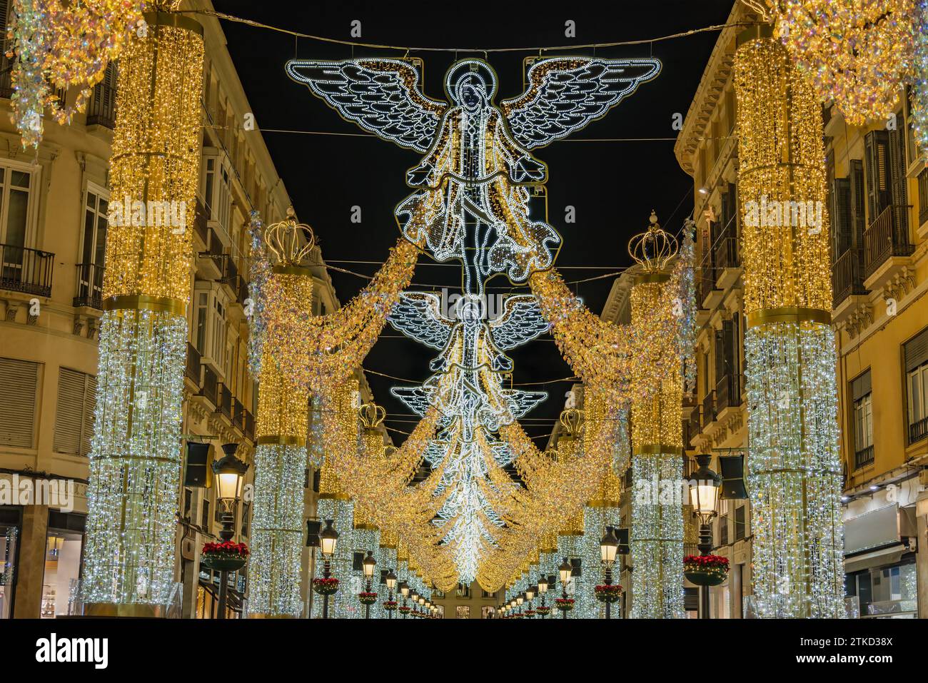 Decorazioni di luci natalizie a forma di angeli in via Larios, a Malaga, Andalusia, Spagna Foto Stock