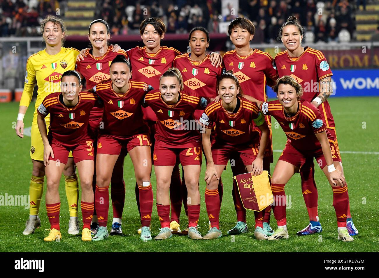 Roma, Italia. 20 dicembre 2023. MENTRE i giocatori della Roma posano per una foto di squadra durante la fase a gironi C femminile tra AS Roma e Paris Saint Germain allo stadio tre fontane, Roma (Italia), 20 dicembre 2023. Crediti: Insidefoto di andrea staccioli/Alamy Live News Foto Stock