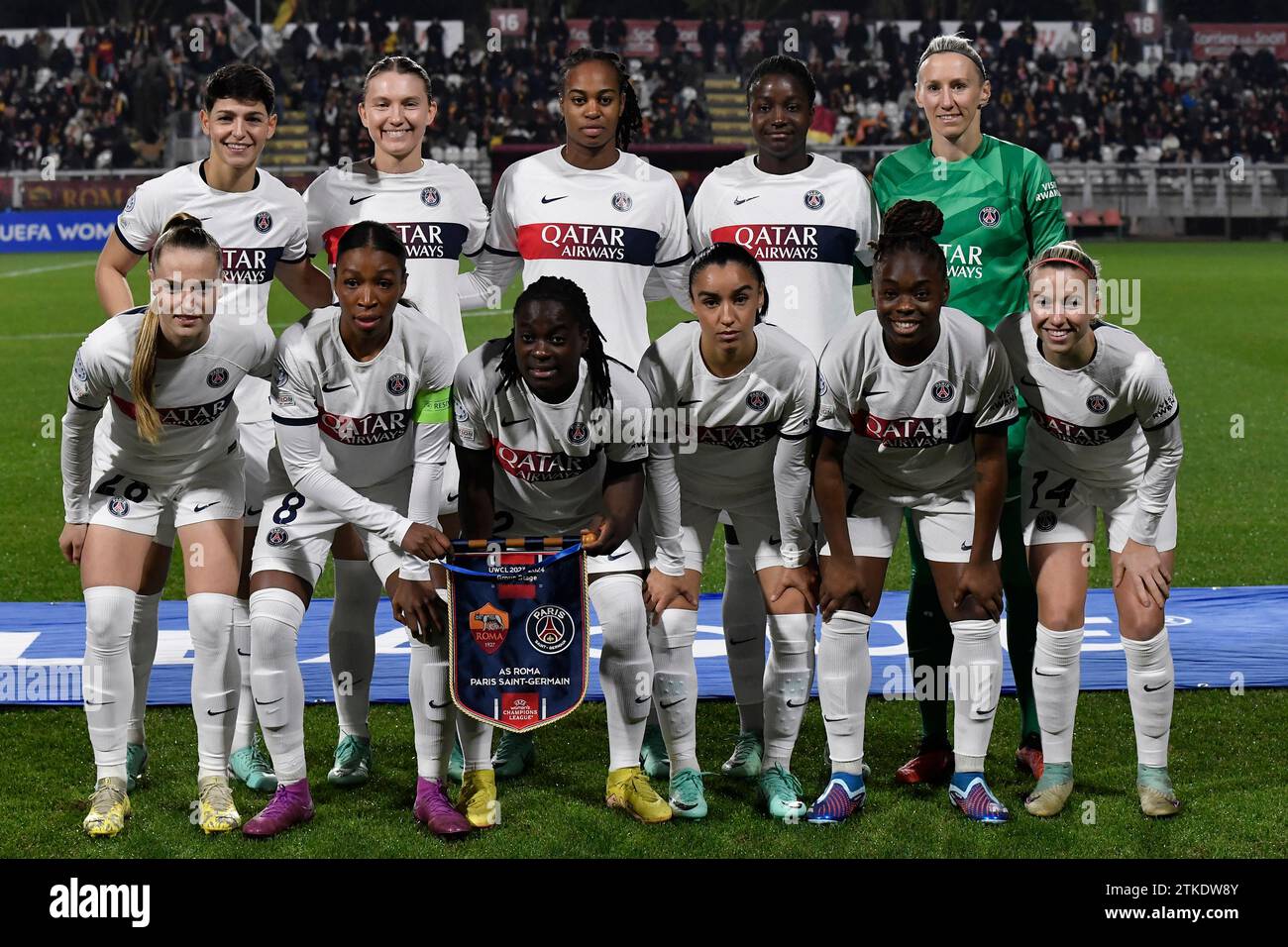 Roma, Italia. 20 dicembre 2023. I giocatori del Paris Saint Germain posano per una foto di squadra durante la fase a gironi C della Women Champions League tra AS Roma e Paris Saint Germain allo stadio tre fontane, Roma (Italia), 20 dicembre 2023. Crediti: Insidefoto di andrea staccioli/Alamy Live News Foto Stock