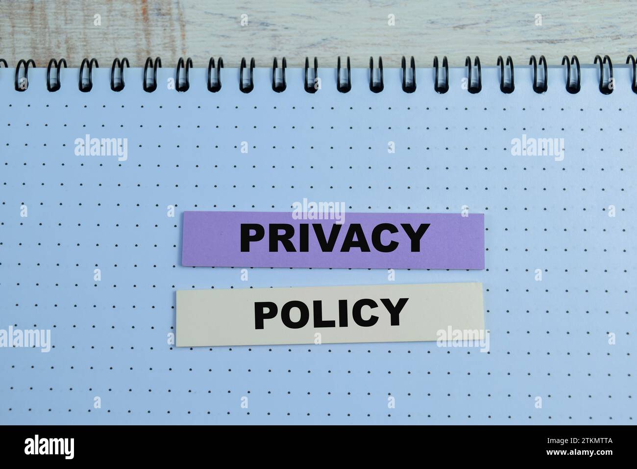 Concetto di politica sulla privacy scrivere su libro isolato su tavolo di legno. Foto Stock