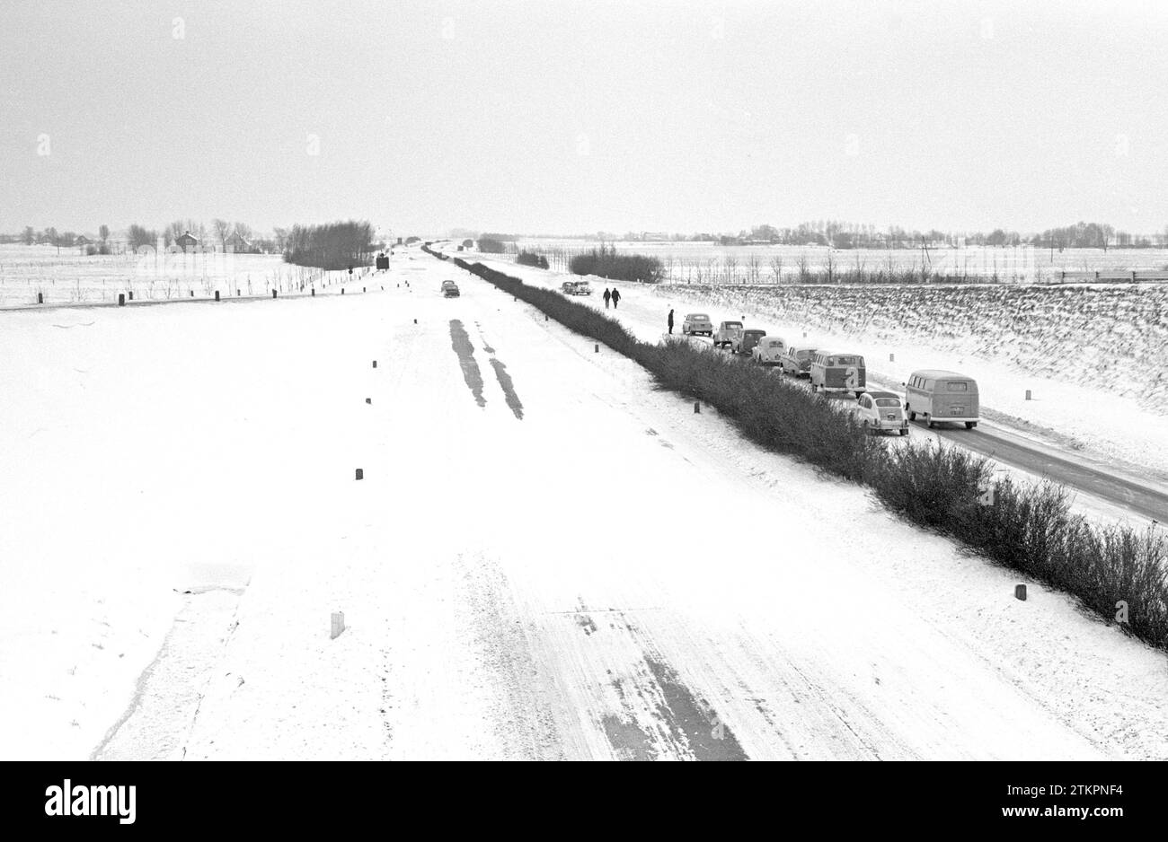 Il Rijksweg Amsterdam-Utrecht, il traffico si è fermato dopo una tempesta di neve ca. 1963 Foto Stock