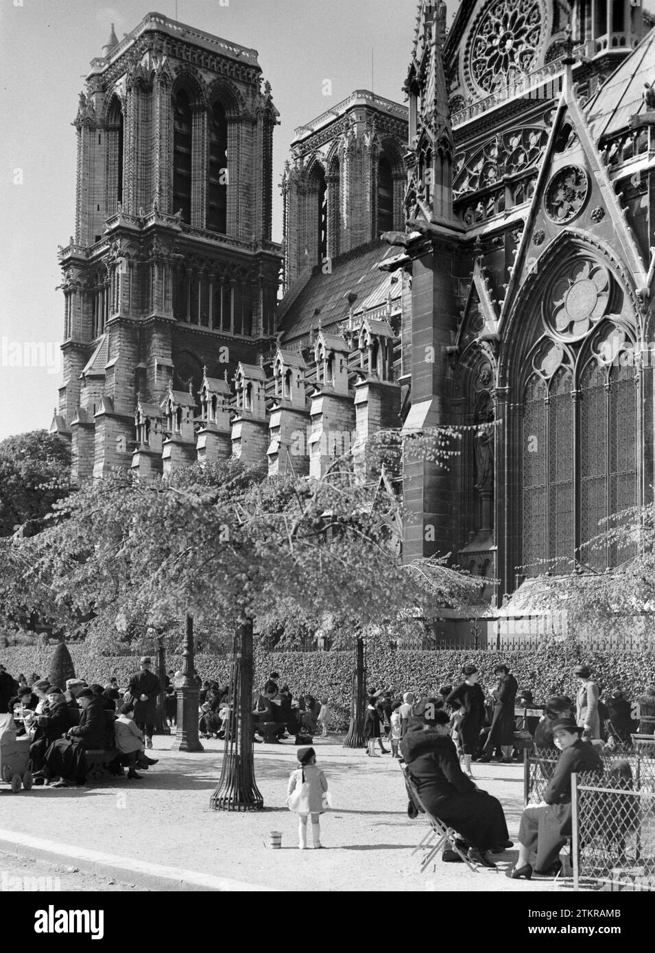 Parigi. Lato sud della cattedrale di Notre Dame con udienza sulle panchine sulla Seinekade CA. 1937 Foto Stock