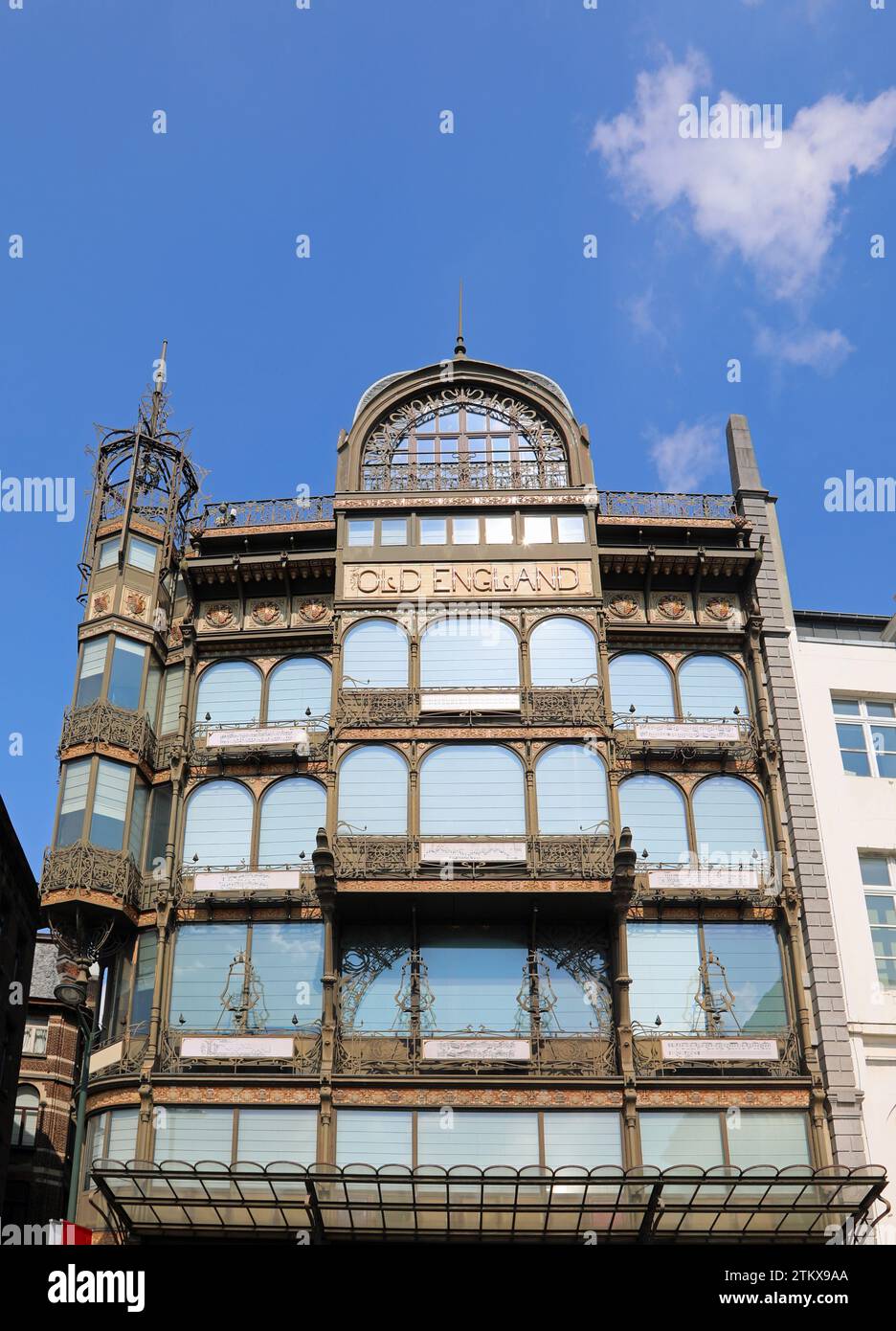 Bruxelles, B, Belgio - 18 agosto 2022: La facciata del grande magazzino Old England è ora il Musical Instruments Museum MIM Foto Stock