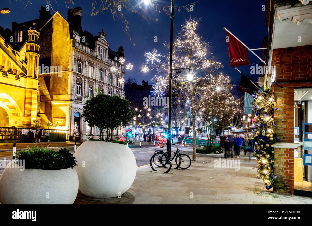 Acquirenti a Sloane Street, a Christmas London, Regno Unito Foto Stock