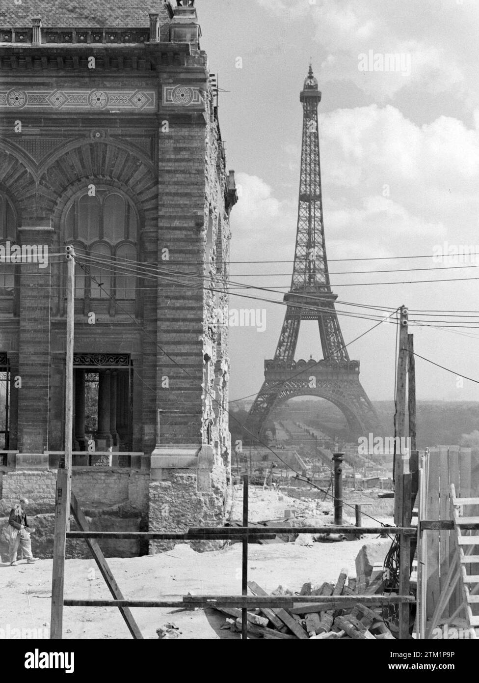 Lavori di costruzione, sullo sfondo la Torre Eiffel ca. 1937 Foto Stock