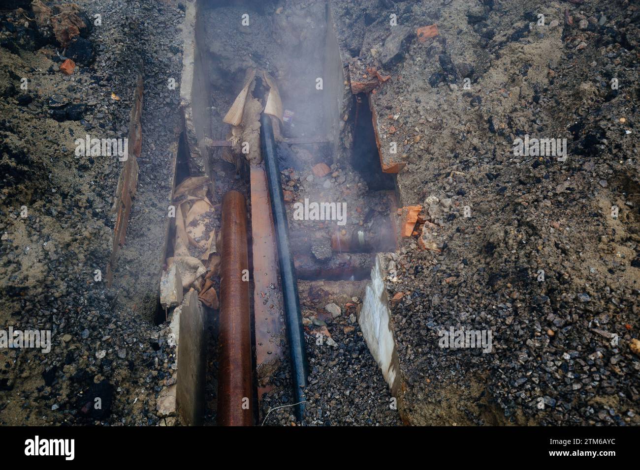 Perdita di acqua nei vecchi tubi arrugginiti dell'impianto di riscaldamento rotti. Foto Stock
