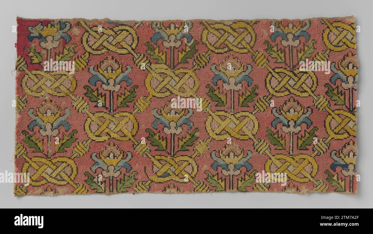 Pezzo di ricamo su motivo, c. 1700 - c. 1800 pezzo di ricamo su motivo. Il pezzo in lavorazione è costituito da pneumatici gialli che si incrociano come finestre e si formano alle intersezioni con gli anelli, tra un ramo stilizzato con un grande fiore e due foglie su un terreno lavorato in rosso. lana. Ricamo pezzo di ricamo su motivo. Il pezzo in lavorazione è costituito da pneumatici gialli che si incrociano come finestre e si formano alle intersezioni con gli anelli, tra un ramo stilizzato con un grande fiore e due foglie su un terreno lavorato in rosso. lana. ricamo Foto Stock