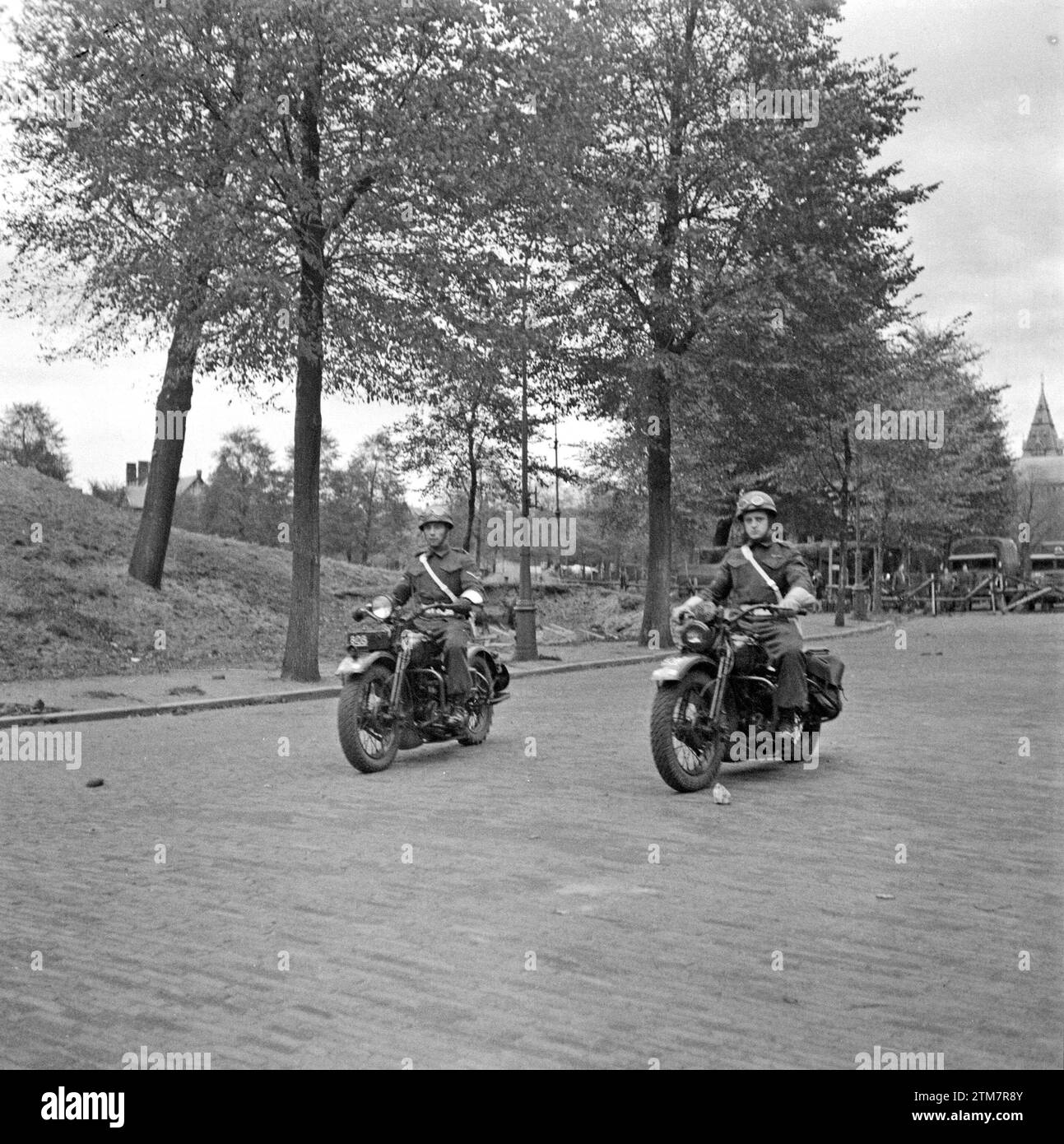 Due poliziotti militari in motocicletta, ca. 10 ottobre 1945 Foto Stock