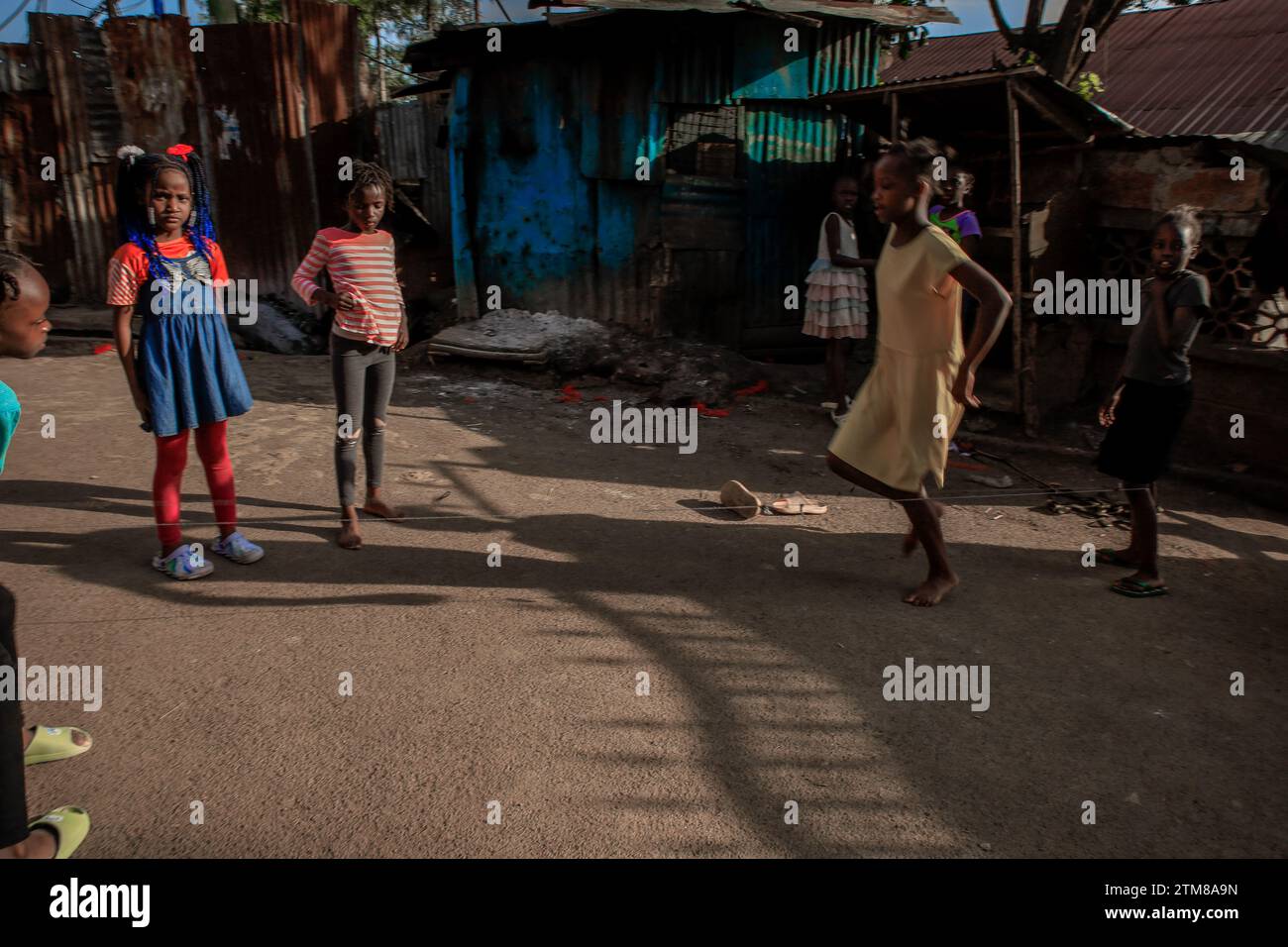 Bambini che giocano fuori dalle strade a Kibera Slum, Nairobi. Una visione attraverso la vita quotidiana a Kibera attualmente la più grande baraccopoli africana e il giorno per da Foto Stock