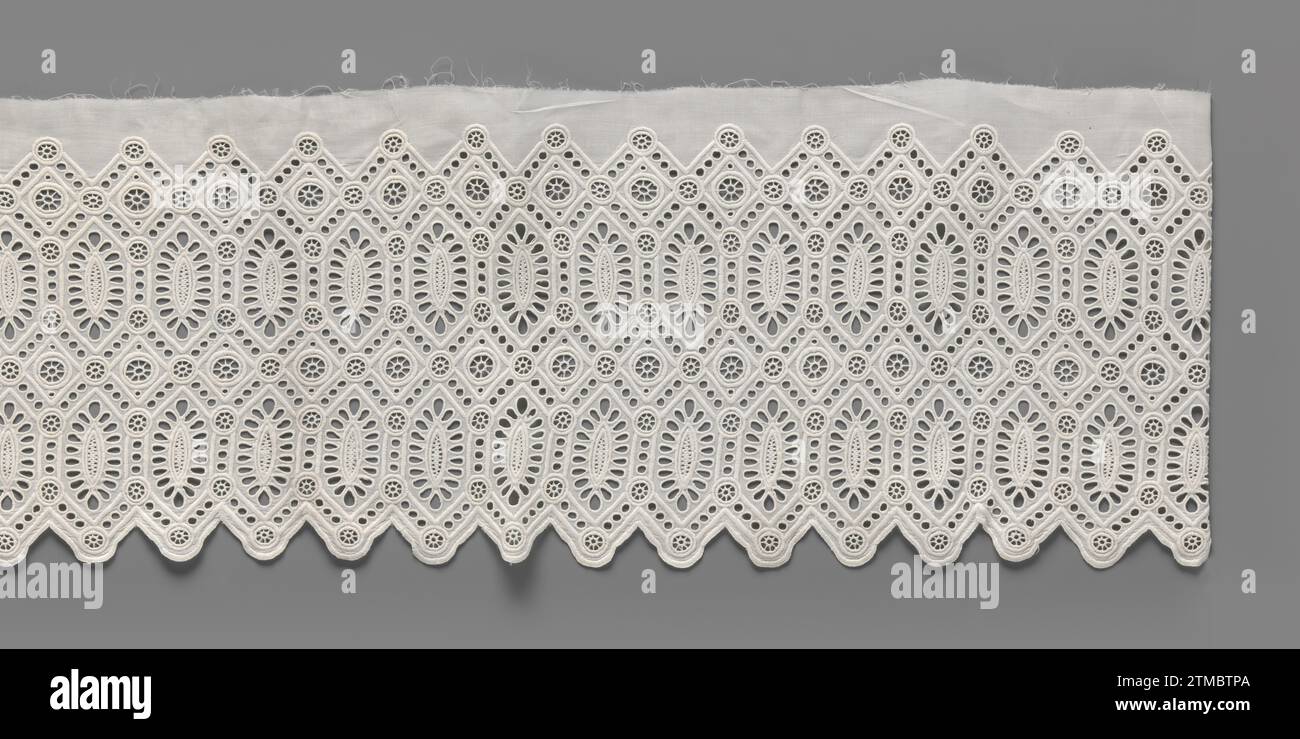Striscia di cotone con stantuffo in pizzo con motivo geometrico di esagoni tra finestre e sculture a zigzag, C.I. Bosch Reitz-Teding van Berkhout, c. 1860 - c. 1880 Striscia di cotone naturale con bobine di pizzo: Ricamo inglese. Motivo geometrico ravvicinato con due file di finestre formate da lavori a zig-zag diritti ricamati. La (terza) fila inferiore è stata dimezzata, creando debiti a zigzag. Tra le corsie con finestre e i debiti a zigzag, i campi esagonali allungati sono formati con una margherita con petali lavorati aperti e uno Spitsovaal Bloemhart allungato in ogni esagono. Nelle file delle corsie Zigzag W. Foto Stock