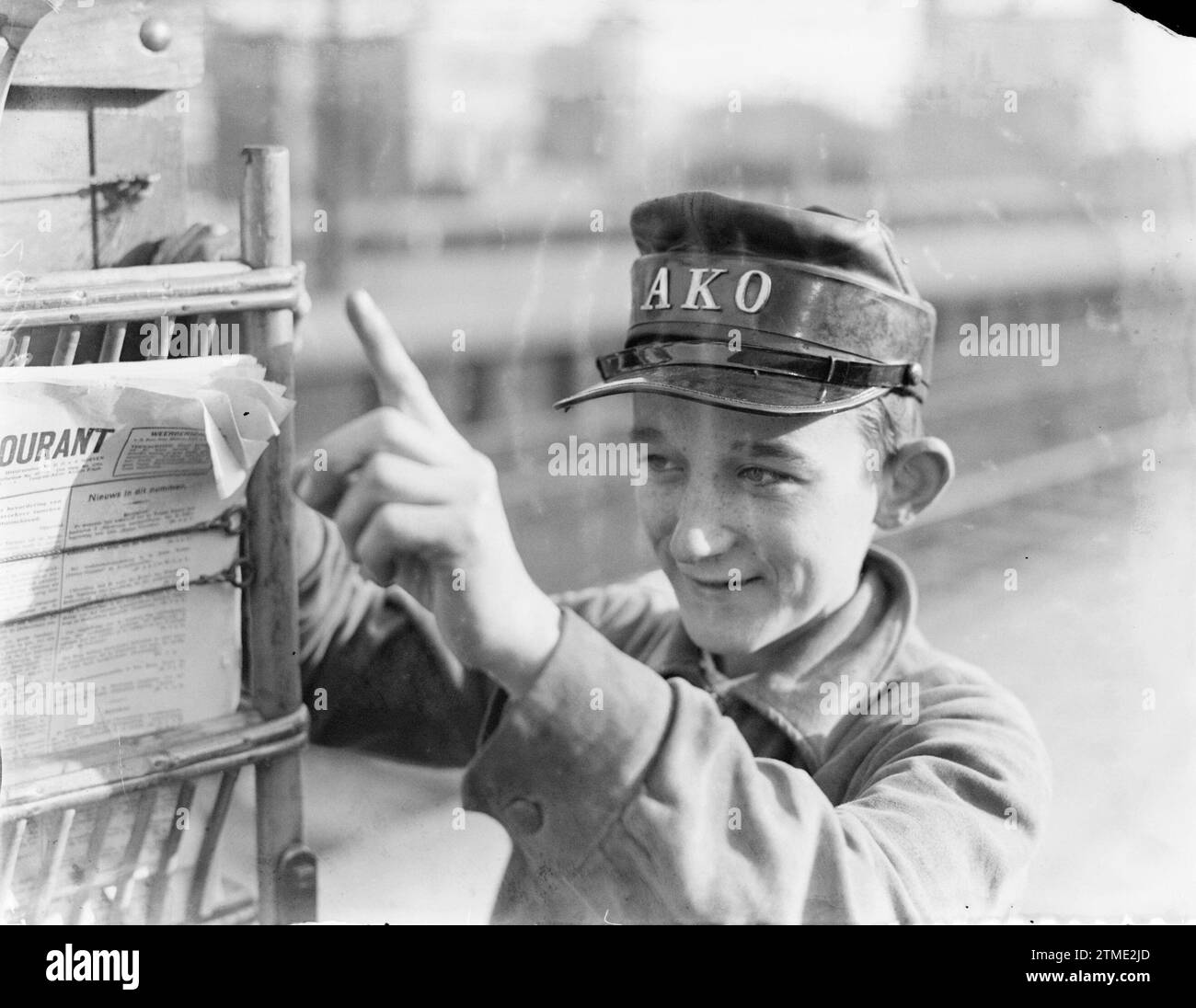 Giovane rivista venditrice di AKO Points presso mobile kiosk CA. 1932 Foto Stock