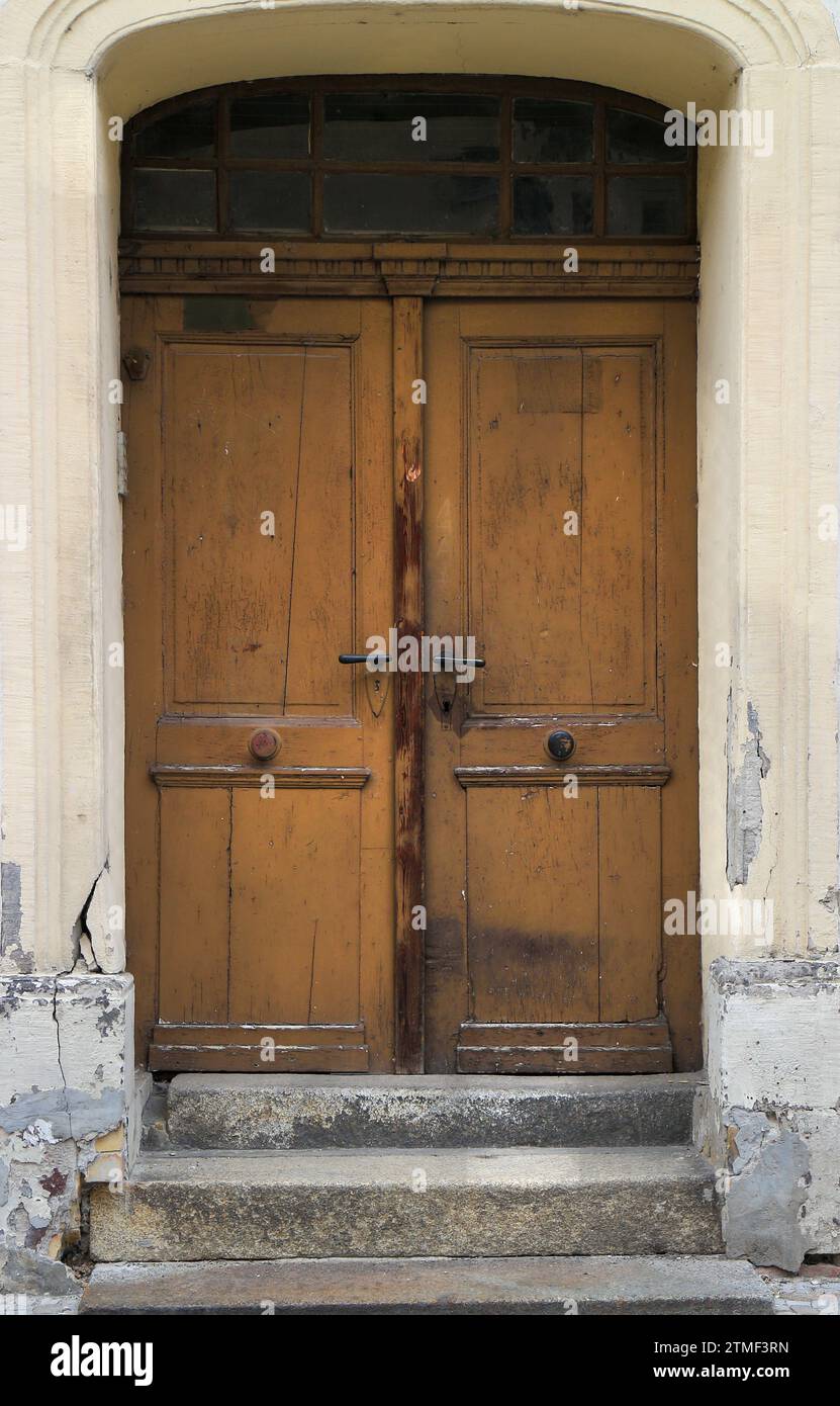 Porta d'ingresso in legno vecchia, grunge e danneggiata Foto Stock