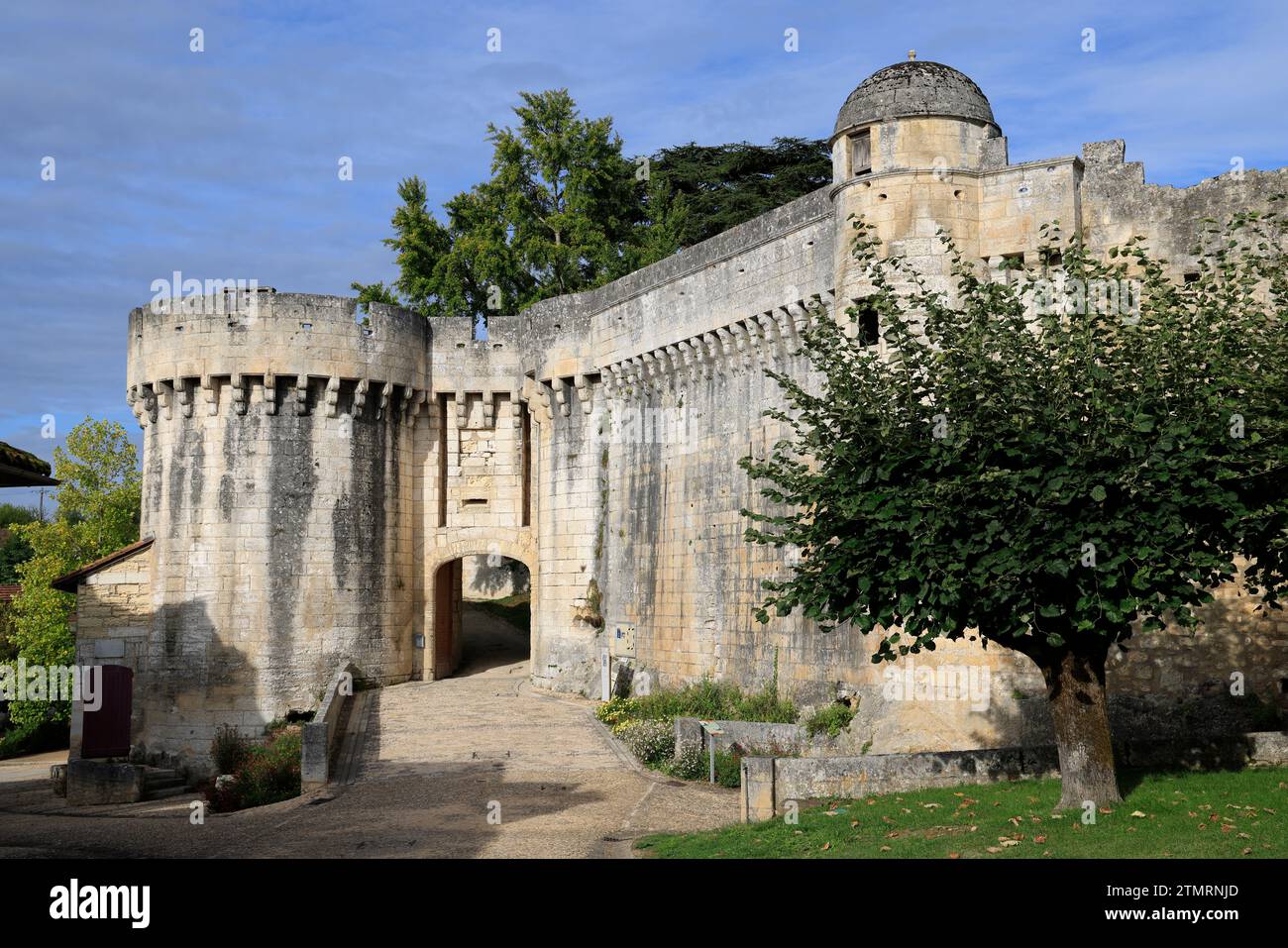 L'ingresso e il bastione del castello fortificato Bourdeilles nel Périgord Vert. Storia, architettura, patrimonio e turismo. Bourdeilles, Périgord, Dor Foto Stock