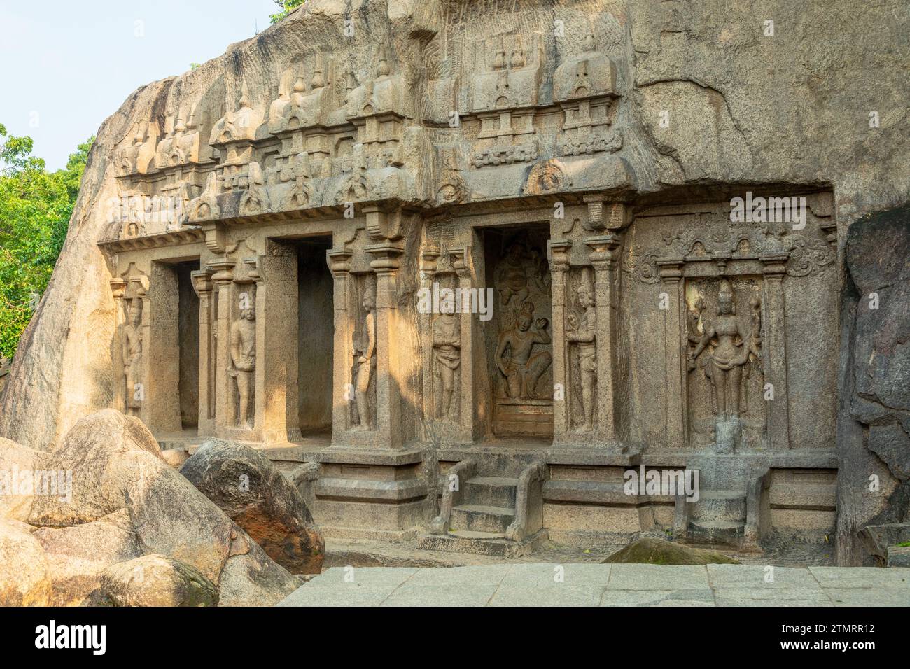 Tempio scavato in pietra di Thirumoorthi con antiche statue decorate, Mahabalipuram, regione di Tondaimandalam, Tamil Nadu, India meridionale Foto Stock