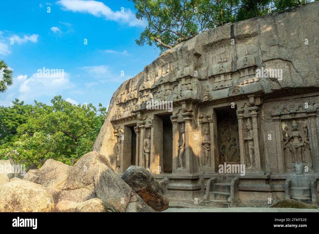 Tempio scavato in pietra di Thirumoorthi con antiche statue decorate, Mahabalipuram, regione di Tondaimandalam, Tamil Nadu, India meridionale Foto Stock