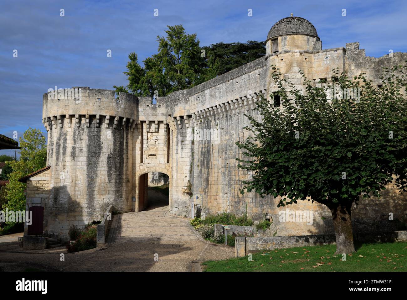 L'ingresso e il bastione del castello fortificato Bourdeilles nel Périgord Vert. Storia, architettura, patrimonio e turismo. Bourdeilles, Périgord, Dor Foto Stock