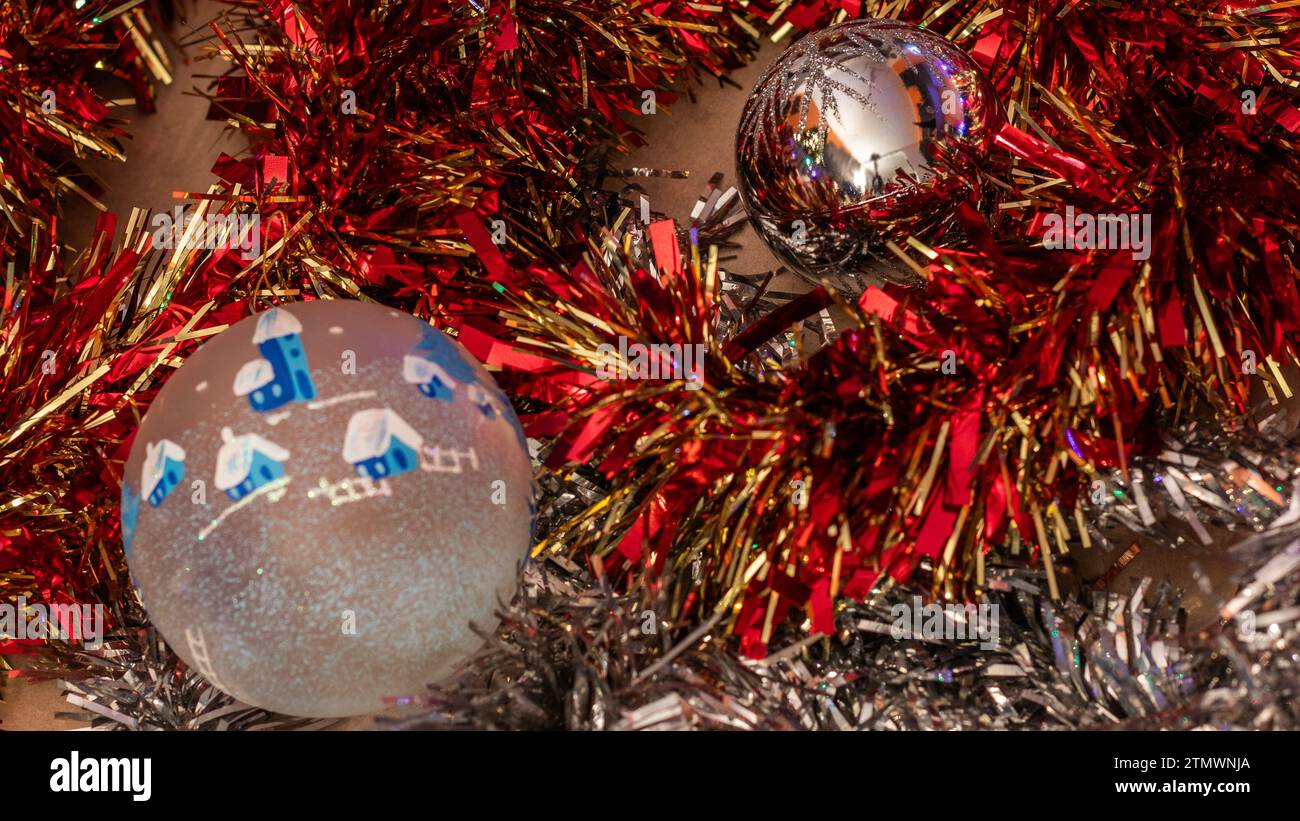 Decorazioni stagionali: Luccicanti baule natalizie e colorati nastri festivi Foto Stock
