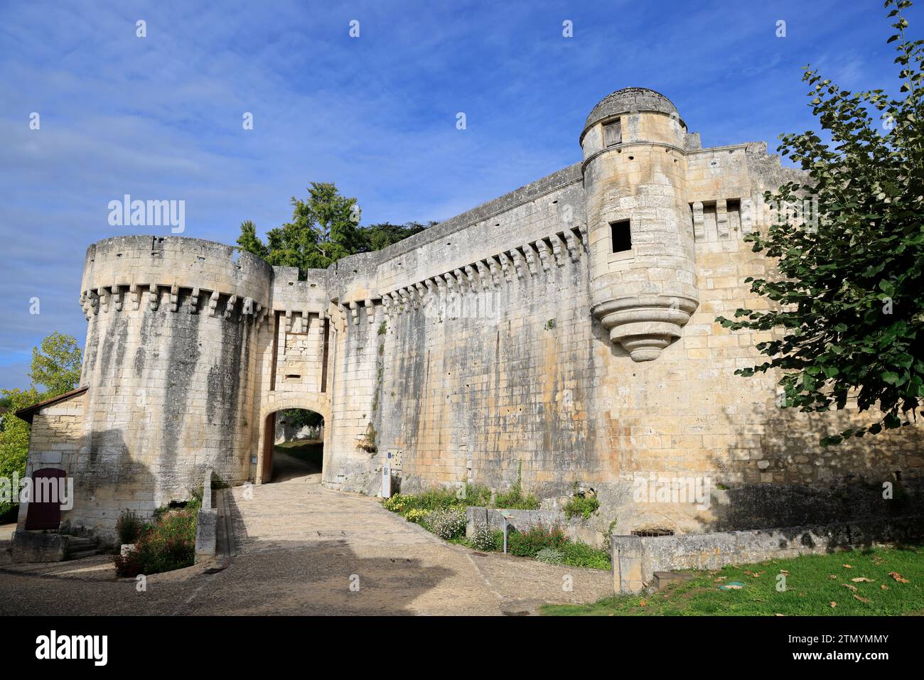 L'ingresso e il bastione del castello fortificato Bourdeilles nel Périgord Vert. Storia, architettura, patrimonio e turismo. Bourdeilles, Périgord, Dor Foto Stock