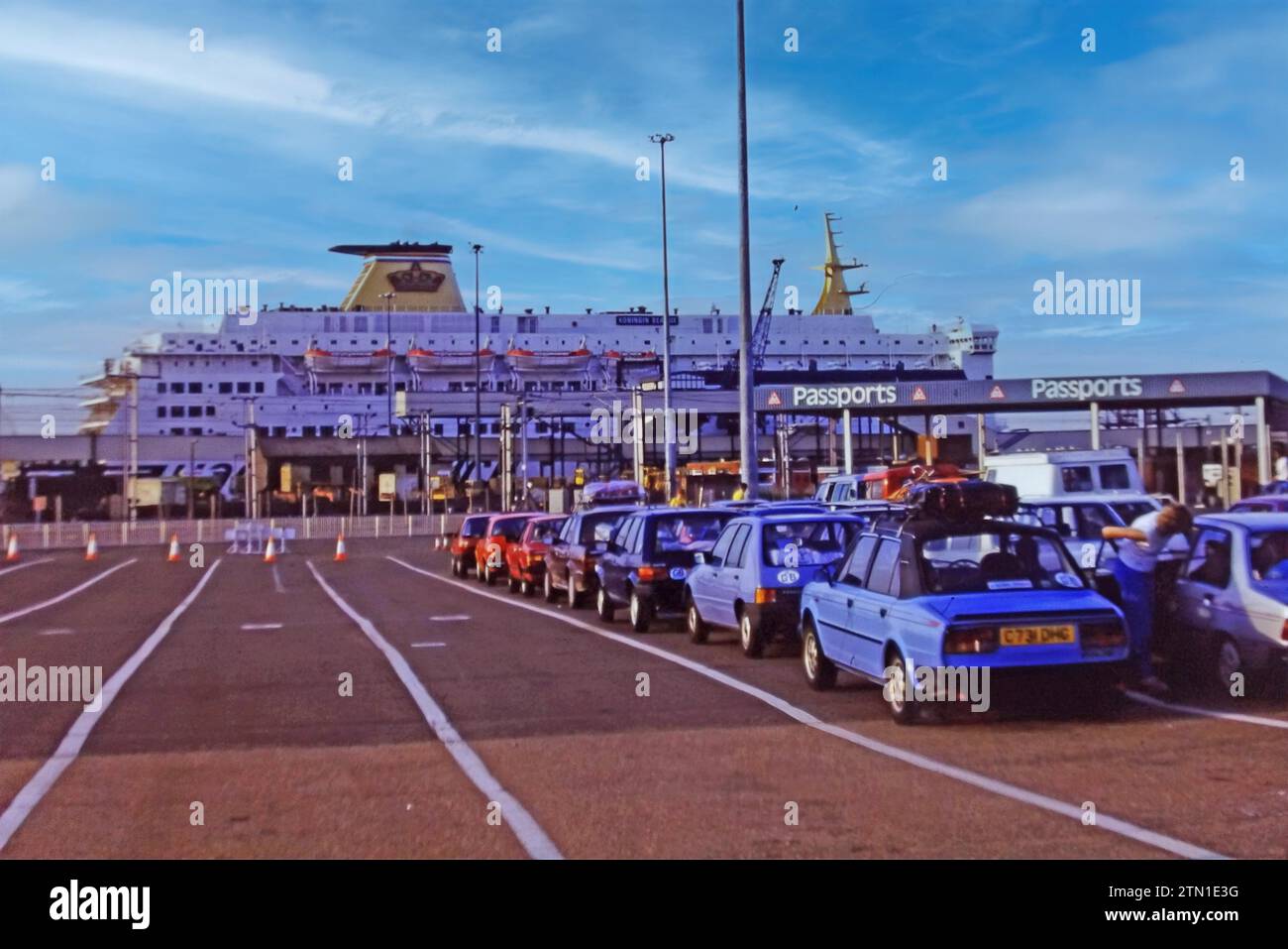 Auto in coda per il traghetto a Parkeston Quay, Harwick, luglio 1986. Le immagini mostrano le auto allineate per il controllo dei passaporti. Foto Stock