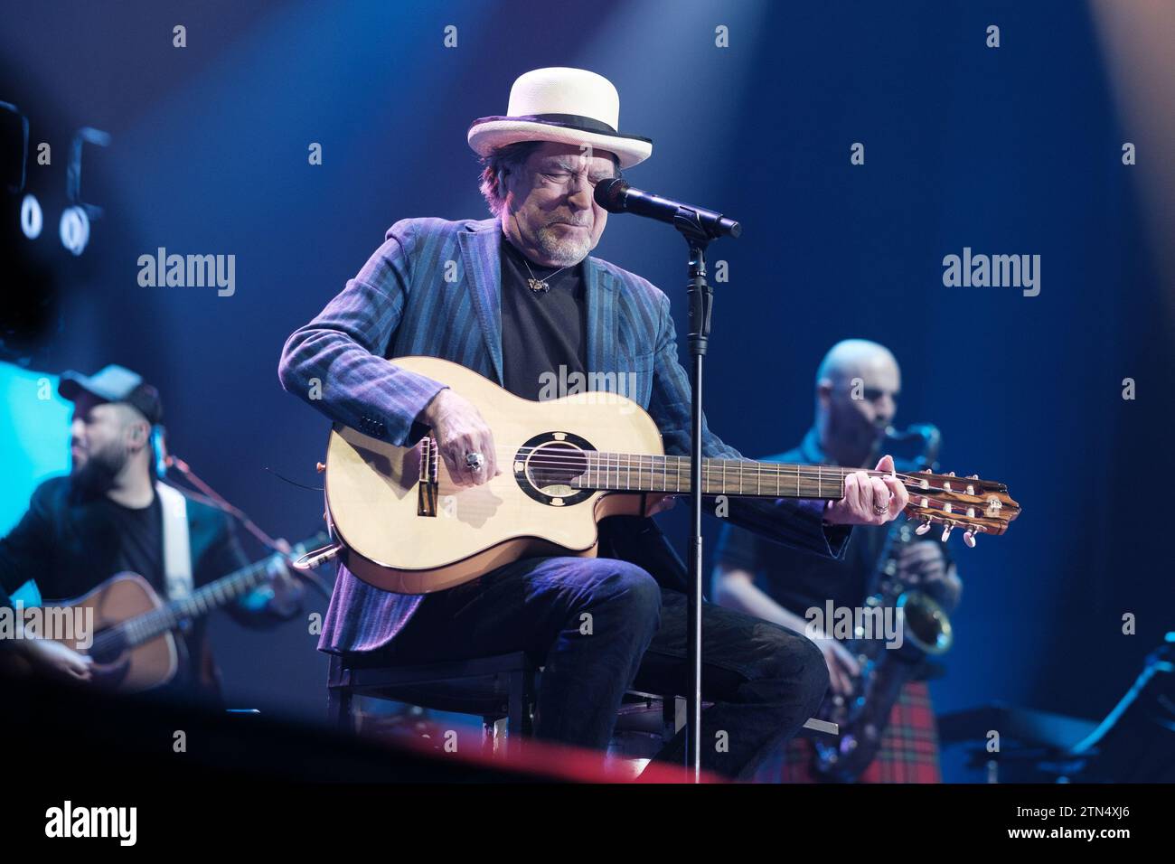 Joaquin Sabina si esibisce sul palco del WiZink Center il 18 dicembre 2023 a Madrid, in Spagna. Foto Stock