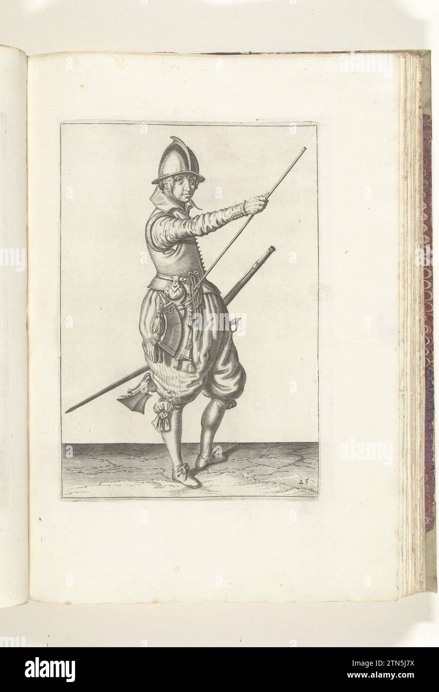 Soldato con un timone che fa scivolare la mano destra fino alla fine del cassettiera (n. 25), ca. 1600, 1608 Un soldato, a destra, che tiene un timone (un certo tipo di arma da fuoco) con la mano sinistra alla coscia sinistra e porta la mano destra alla fine del suo bastone di carico, che ha sostenuto contro il suo lato destro (n. 25), circa 1600. La targhetta 25 nelle istruzioni per la movimentazione del timone. Parte delle illustrazioni in: J. de Gheyn, Weapon Handele di Roers Musquetten e Spiessen, Amsterdam, 1608. Premio di guerra intorno al 1600. Tipografia: Northern Netherlandsprint maker: Northern Netherlandsp Foto Stock