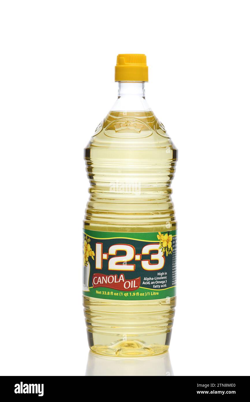 IRVINE, CALIFORNIA - 20 DEC 2023: Una bottiglia di 1-2-3 olio di canola Foto Stock