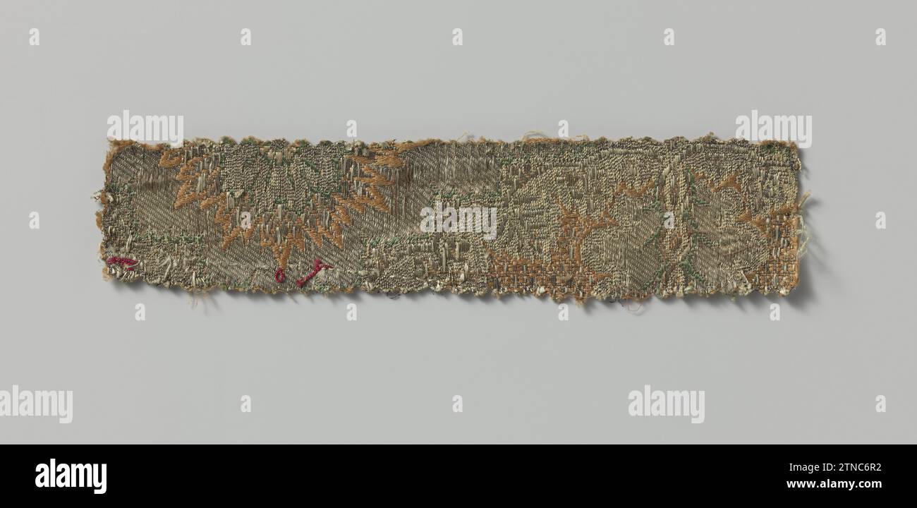 Frammento di brocatel multicolore, 1775 - 1800 cinque frammenti di tessuto di seta. Ordito di seta marrone con impatti di filo d'argento e di lato bianco, verde, rosa e rosso-marrone. Il disegno è costituito da grandi medaglioni a forma di diamante in cui foglie e motivi di frutta. Nota: Lati propri; unire piccoli frammenti; twill, raso, larghezza 1 cm. Seta di diversi tipi e colori. seta. lino (materiale). Broccia con filetto metallico cinque frammenti di tessuto di seta. Ordito di seta marrone con impatti di filo d'argento e di lato bianco, verde, rosa e rosso-marrone. Il disegno è costituito da grandi medaglioni a forma di diamante in cui la foglia A. Foto Stock