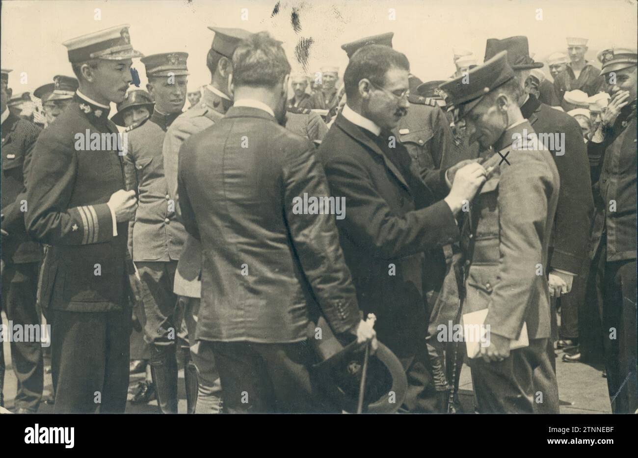 05/31/1919. Lisbona. Imposizione di decorazioni. Il presidente del comune presenta la medaglia d'oro al comandante dell'idroplano nordamericano 'N C-4', Mr. Read (X), che ha effettuato la traversata atlantica. Crediti: Album / Archivo ABC / Joshua Benoliel Foto Stock