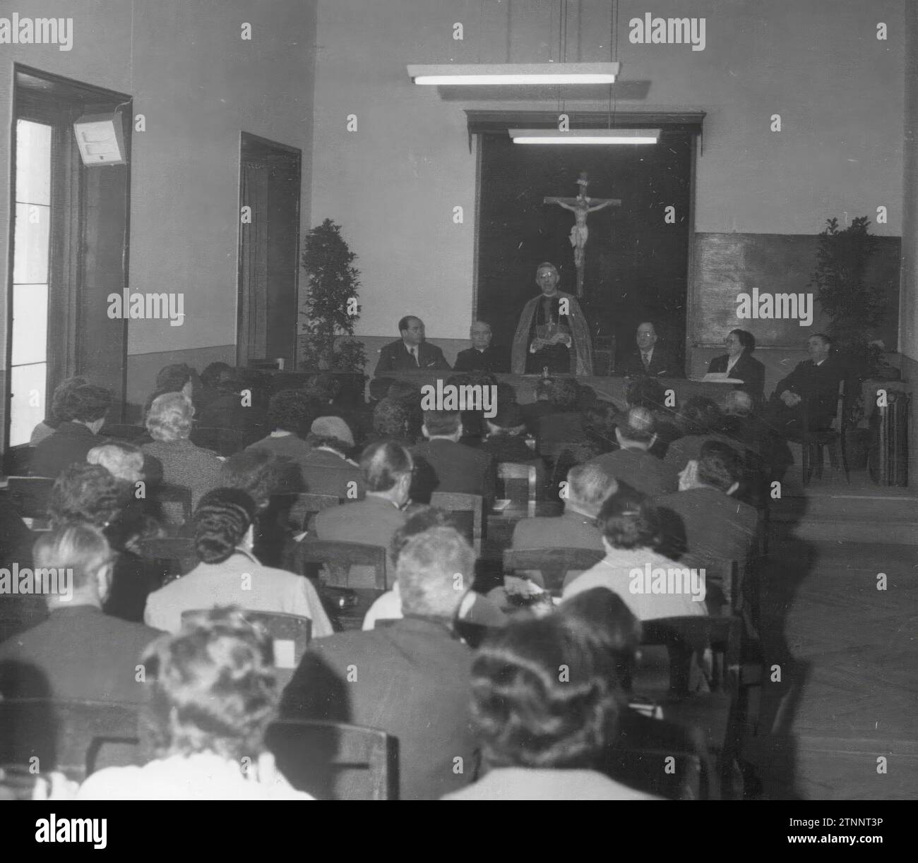 04/02/1959. Il vescovo Solana interviene alla sessione di apertura della VII assemblea generale della fratellanza degli ispettori dell'istruzione primaria, tenutasi presso l'Istituto di Cultura religiosa. Crediti: Album / Archivo ABC / Manuel Sanz Bermejo Foto Stock