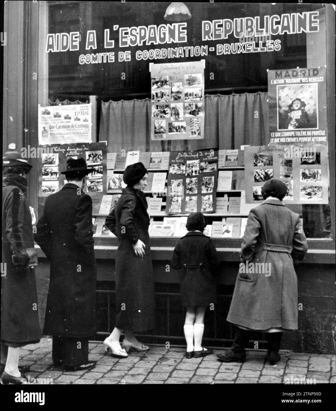 04/30/1938. Opuscolo e poster Stand a favore della causa repubblicana, a Bruxelles (Belgio) foto Waro / Liborius. Crediti: Album / Archivo ABC / Waro Foto Stock