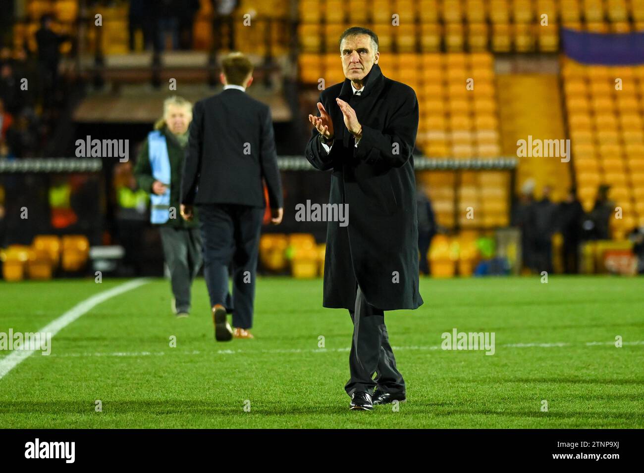 Burslem, Regno Unito, 19 dicembre 2023. L'ex giocatore di Port vale, Bernie Slaven, riconosce una tribuna ferroviaria piena (fan di casa) come ospite dei Valiants Middlesbrough nei quarti di finale della Carabao Cup crediti: TeeGeePix/Alamy Live News Foto Stock