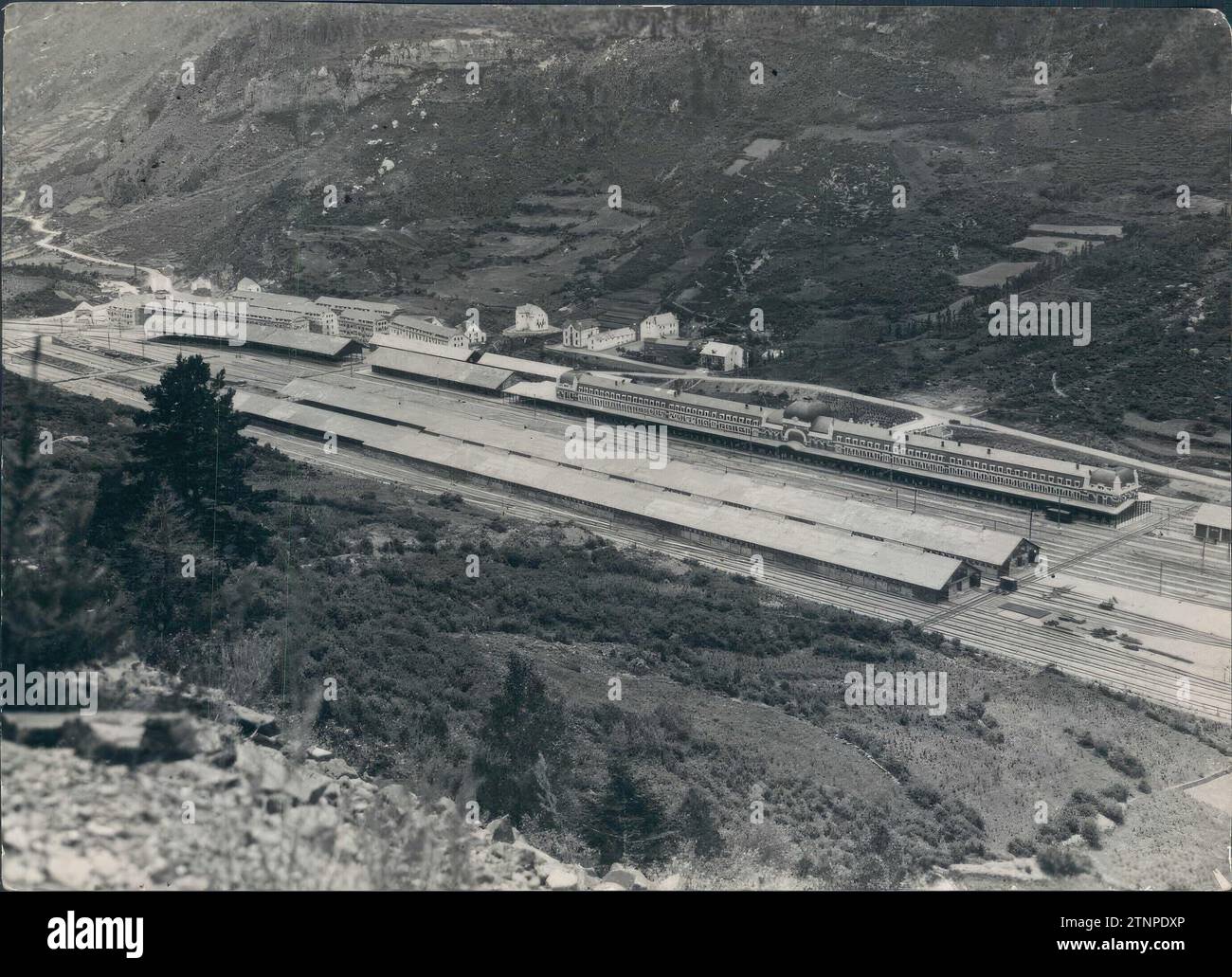 12/31/1929. Dalla cava di marmo situata a 1.200 metri sul livello del mare, alla quale si accede da uno stretto sentiero disegnato da ingegneri forestali, l'intero sentiero della spianata è dominato in un'area di 1.100 metri per 180 metri di larghezza. All'ingresso dell'autostrada, la città di Arañones, in primo piano i porti merci e la stazione. Crediti: Album / Archivo ABC / Miguel Marín Chivite Foto Stock