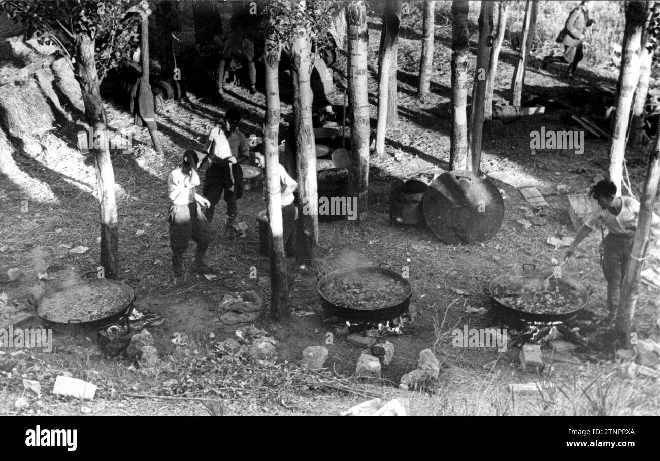08/31/1936. Cucine installate sul fronte aragonese, sotto gli alberi, dove il ranch è preparato per le truppe. Crediti: Album / Archivo ABC / Piortiz Foto Stock