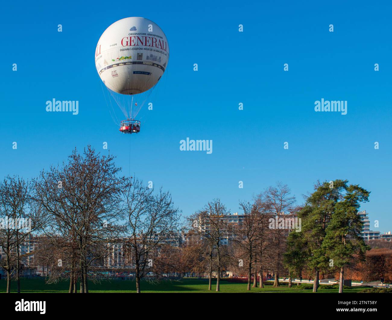Parigi, Francia - 12 17 2023 : la mongolfiera generali nel parco André Citroën di Parigi Foto Stock