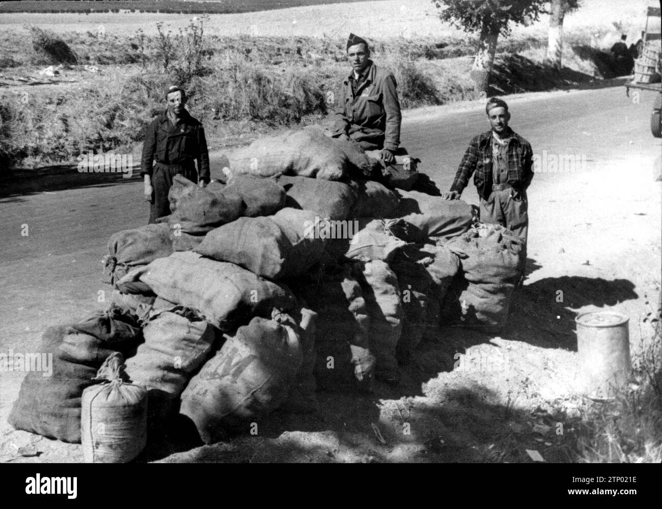 07/31/1936. Sacchi di patate per dar da mangiare ai soldati sul fronte del Tago. Crediti: Album / Archivo ABC Foto Stock